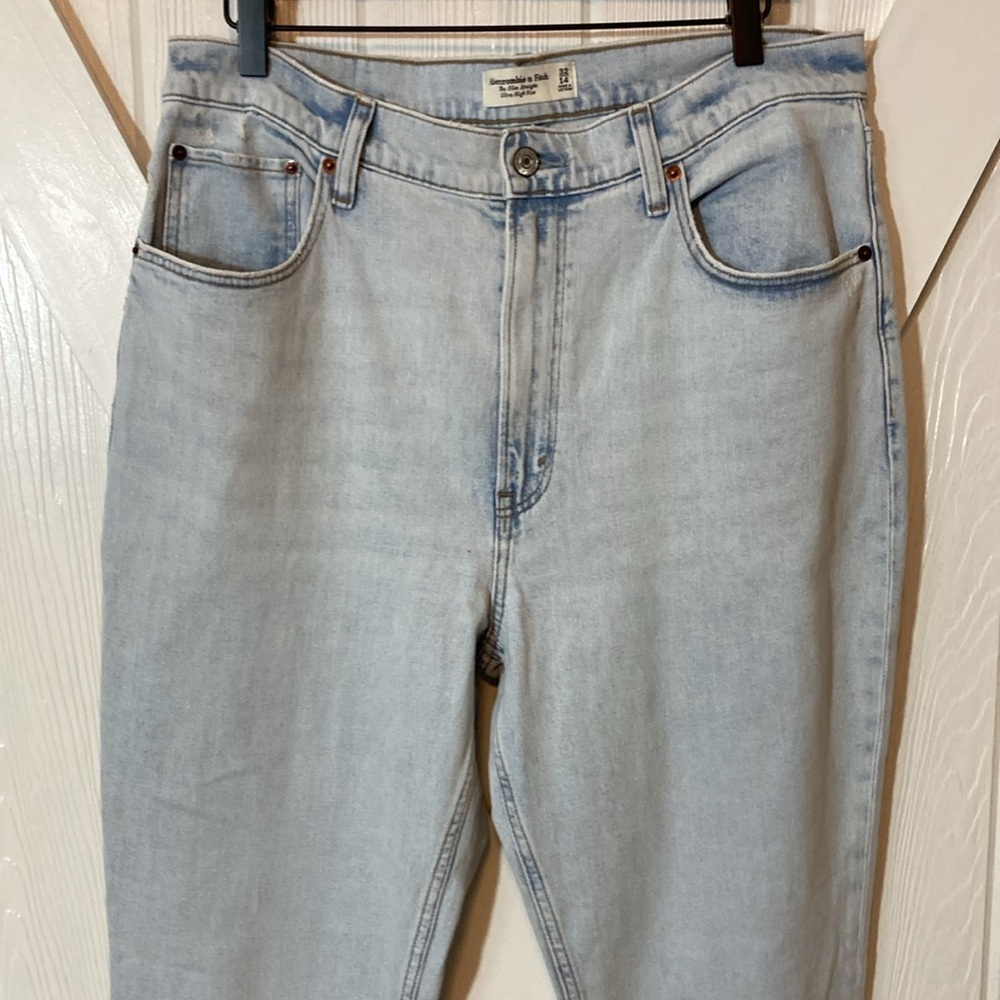 Abercrombie & Fitch - The Slim Straight Ultra High Rise - Picture 3 of 12